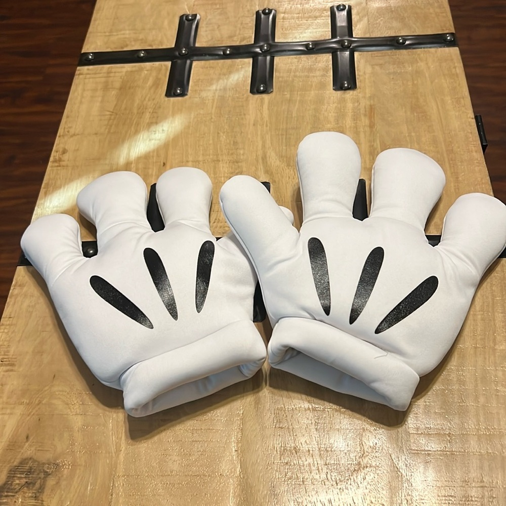 Disney Park Kids ages 8-10 Mickey Mouse puffy gloves